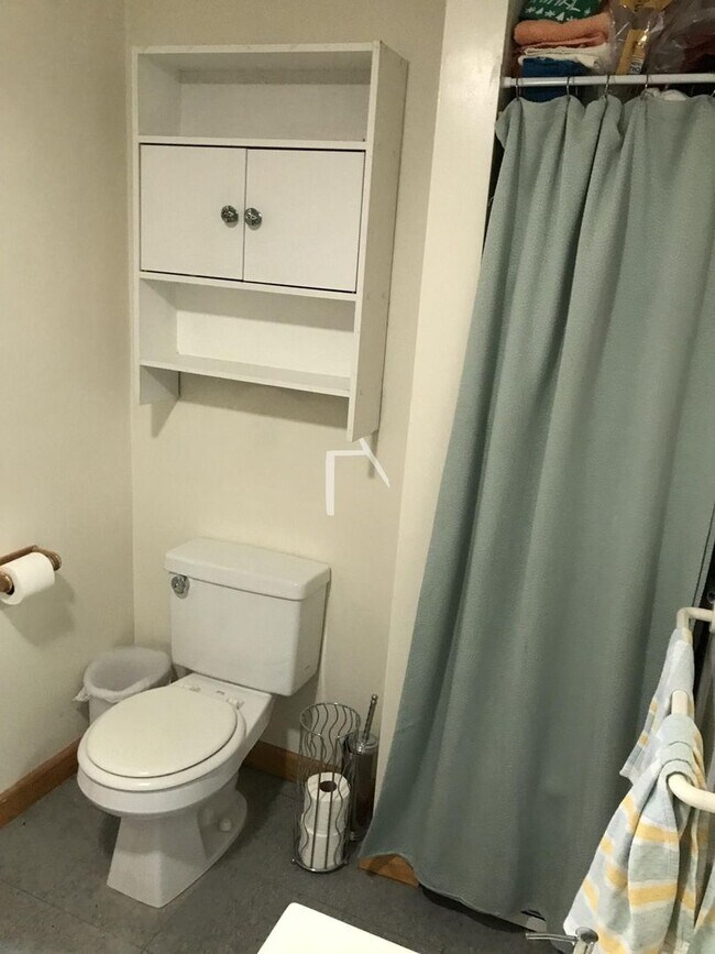 Building Photo - Nicely renovated 3 bed near Oak Square in Brighton.