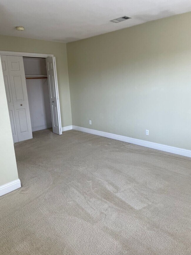 Building Photo - Luxury Living in The Knolls