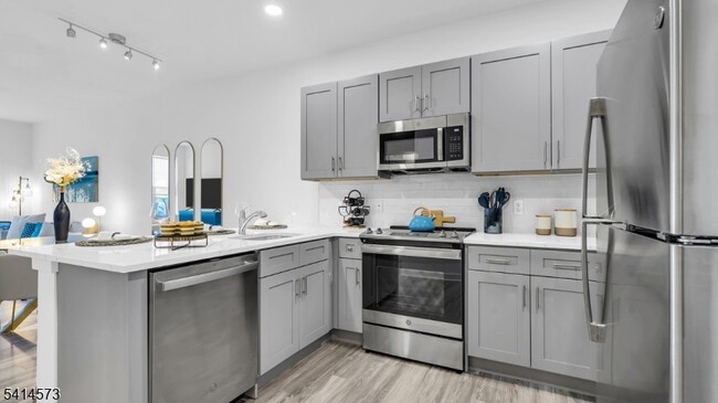 Building Photo - 47 Kossuth St