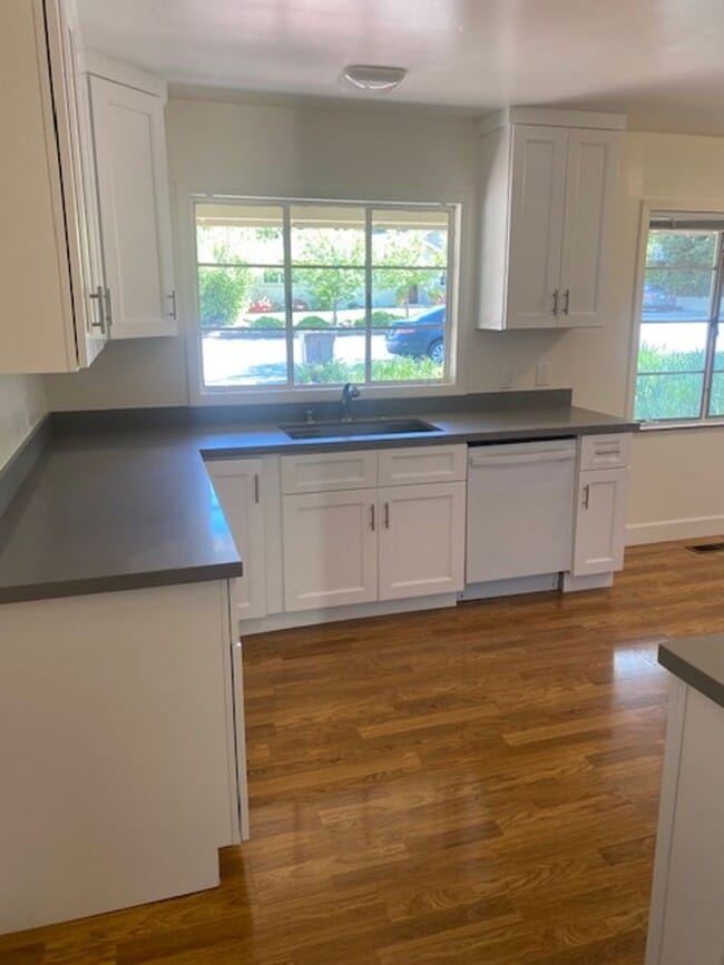 Building Photo - Lovely and spacious 3BR 2BA home with additional Family Room