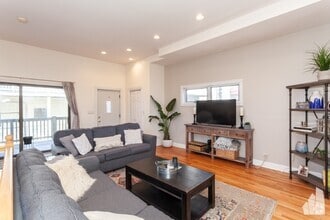 Building Photo - 1433 West Oakdale-CH