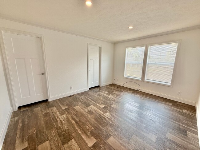 Building Photo - 1909 E Routt Ave