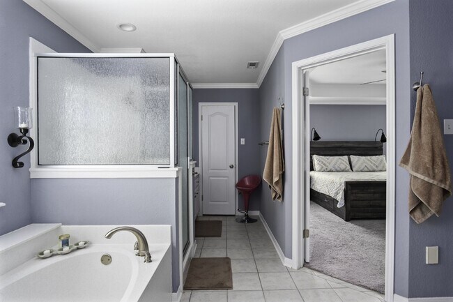 Building Photo - "Spacious 4-Bedroom Home with 3 Full Baths...