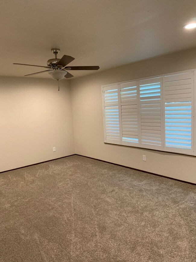 Building Photo - 3 Bedroom 2 Bath Home