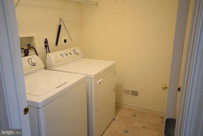 Building Photo - 175 Fringetree Dr