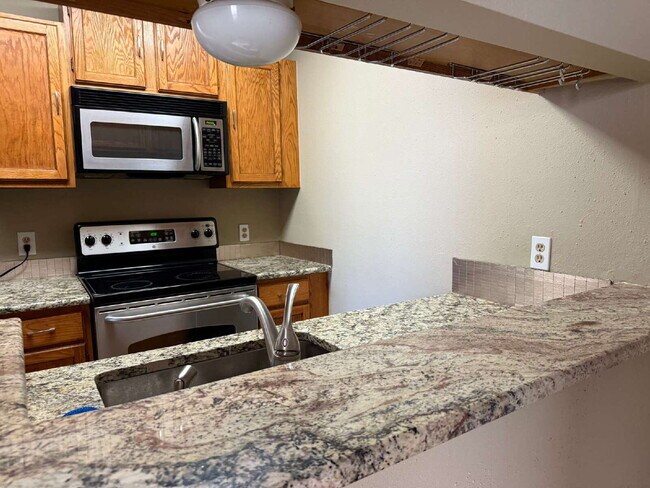 Building Photo - Private Condo Close to the Medical Center