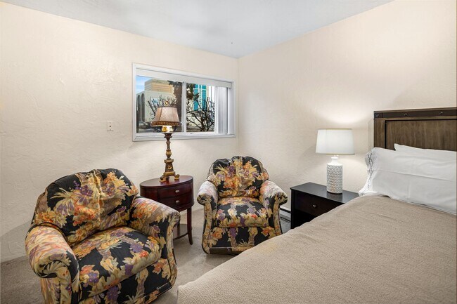 Building Photo - Downtown Anchorage Two Bedroom Two Bath (102)