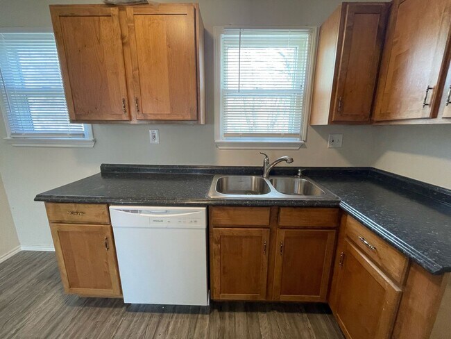 Building Photo - Del City Three Bedroom - Complete Remodel!