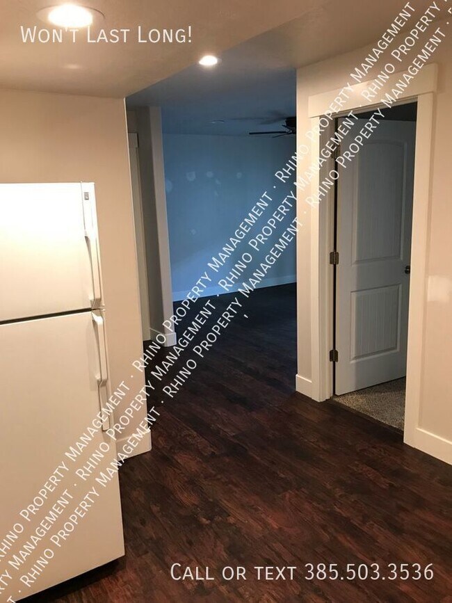 Building Photo - 3 Bed/3.5 Bath End Unit Townhouse in Sandy