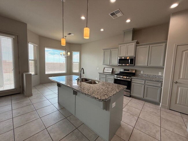 Building Photo - 4 Bedroom in Villa Chaparral!