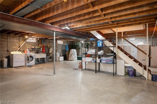 Building Photo - 685 Sunnyside Rd