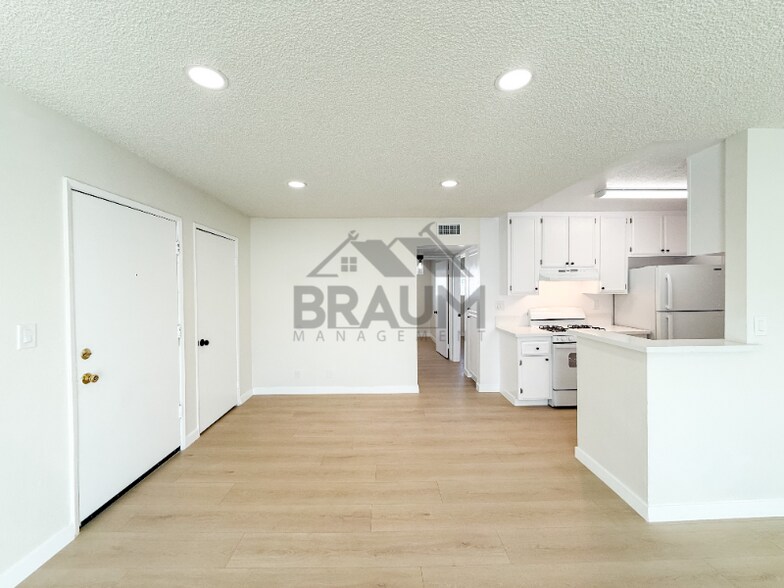 Building Photo - 14801 Delano St