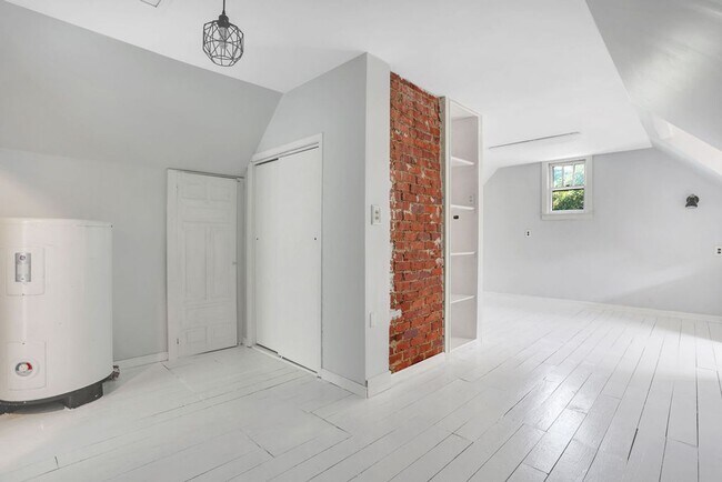 Building Photo - Charming bungalow downtown