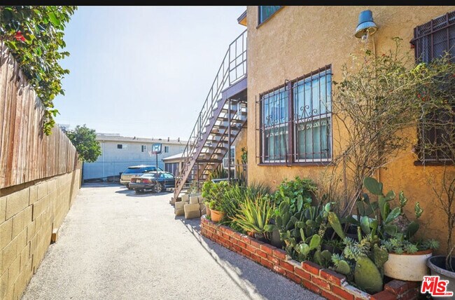 Building Photo - 510 E Arbor Vitae St