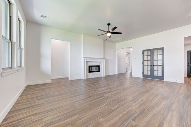 Building Photo - Brand New Home In Mustang!