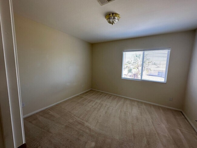 Building Photo - Royal Highlands Guard Gated Community!!