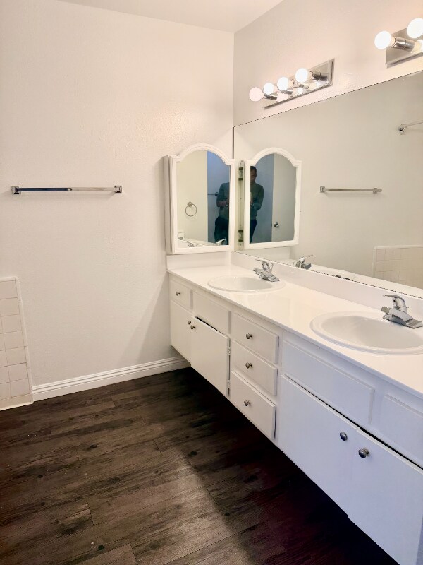 Building Photo - 17440 Burbank Blvd