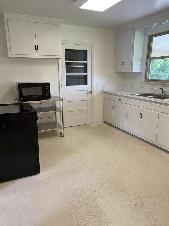Building Photo - 4950 Hopedale Dr
