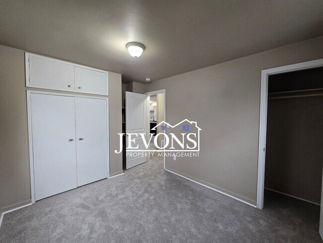 Building Photo - Charming home with a fully equipped kitche...