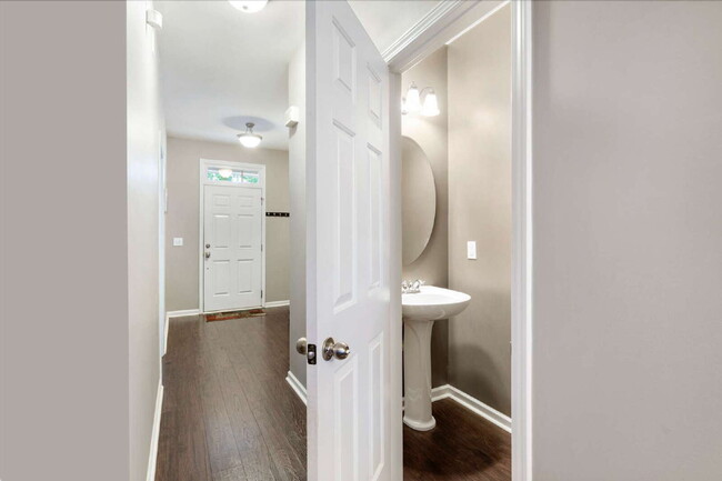 Building Photo - Charming 3-Bed/3.5 Bath Townhouse with 211...