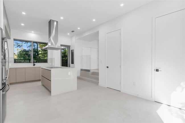 Building Photo - 3204 Plaza St