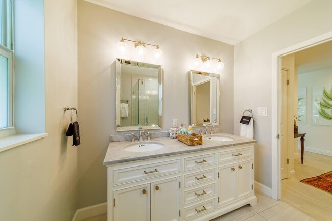 Building Photo - 225 Russlyn Dr