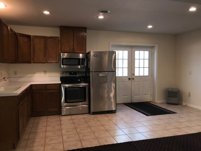 Building Photo - Amazing 4 Bedroom, 3 Bath Home With 2 Kitc...
