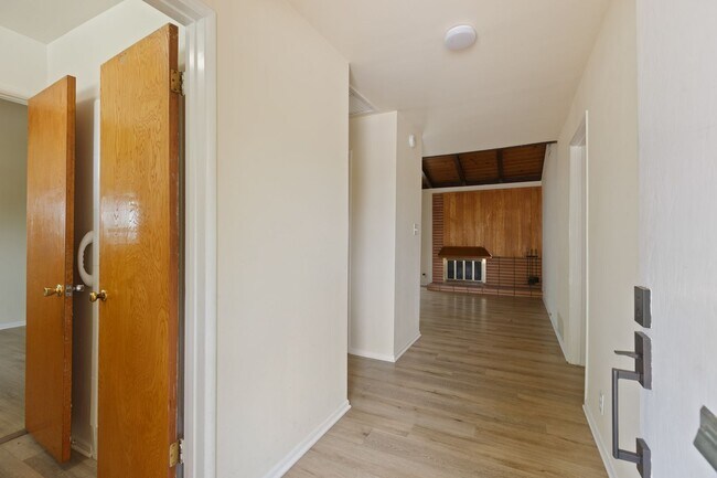 Building Photo - Charming Mid-Century 3-Bedroom Home in Win...