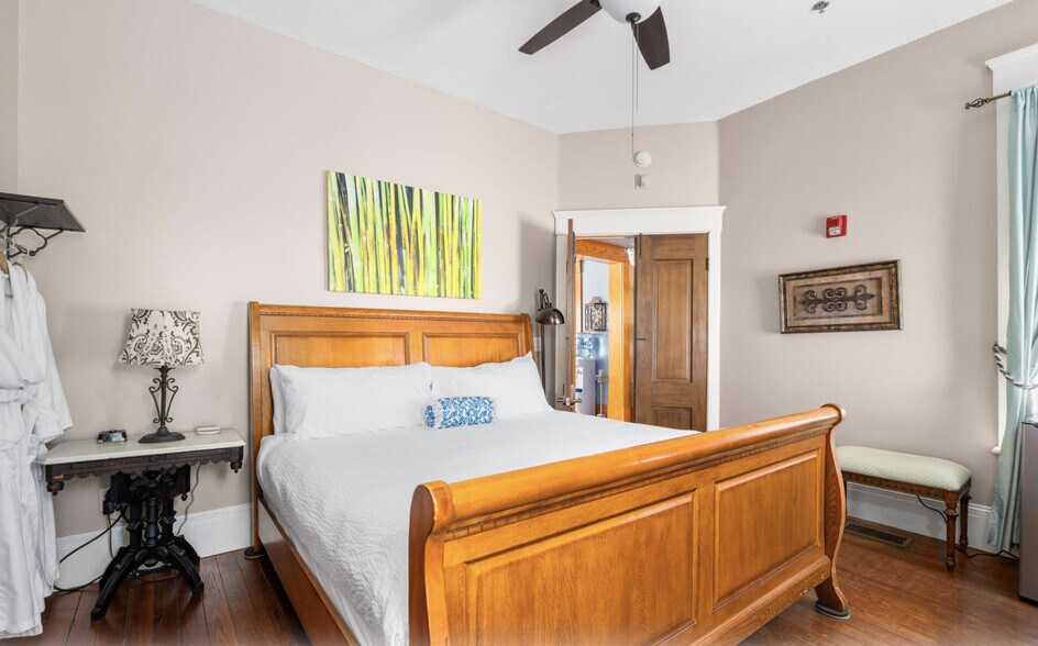 Building Photo - 221 SE 7th St