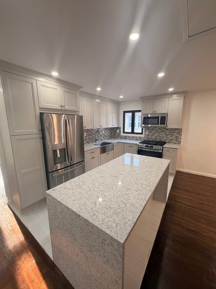Island - 15520 Killarney St