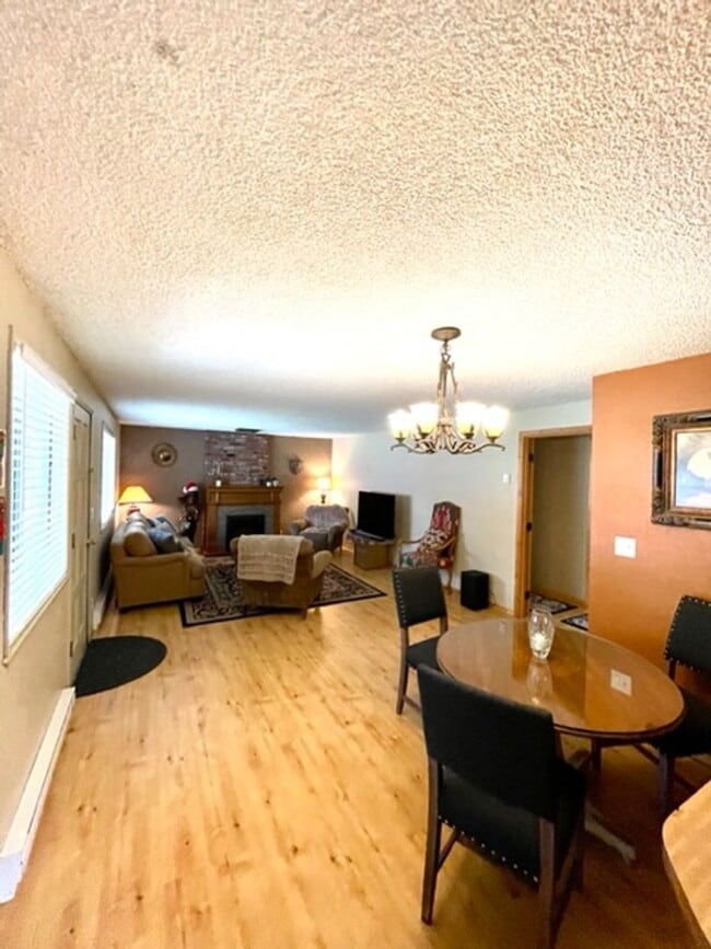 Building Photo - Single Level Westside Home with fabulous b...