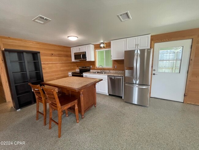 Building Photo - 305 Tarpon St