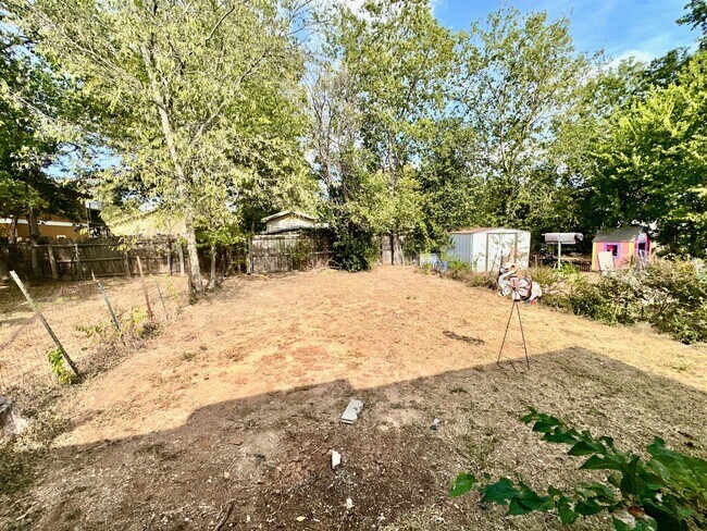 Building Photo - 611 McArthur Dr