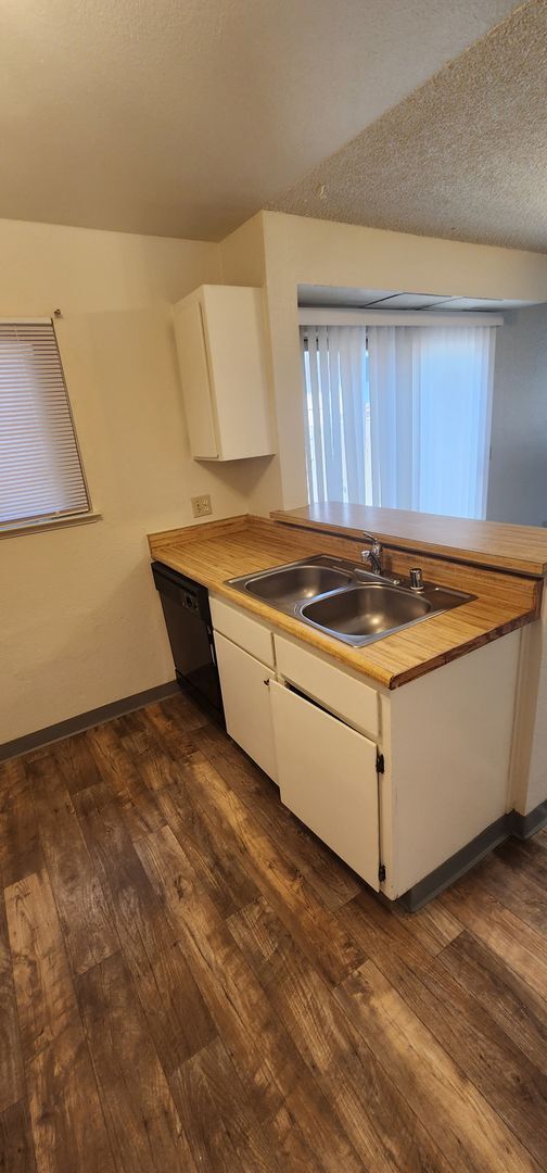 Building Photo - 2 Bedroom town home in Sparks! Coming Soon!