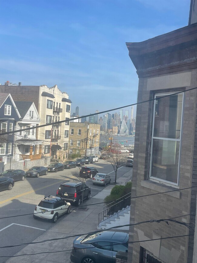 Building Photo - 27 48th St