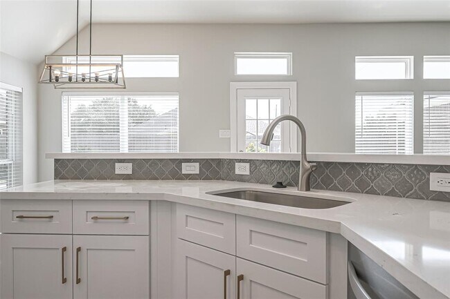 Building Photo - 6215 Suncrest Ct