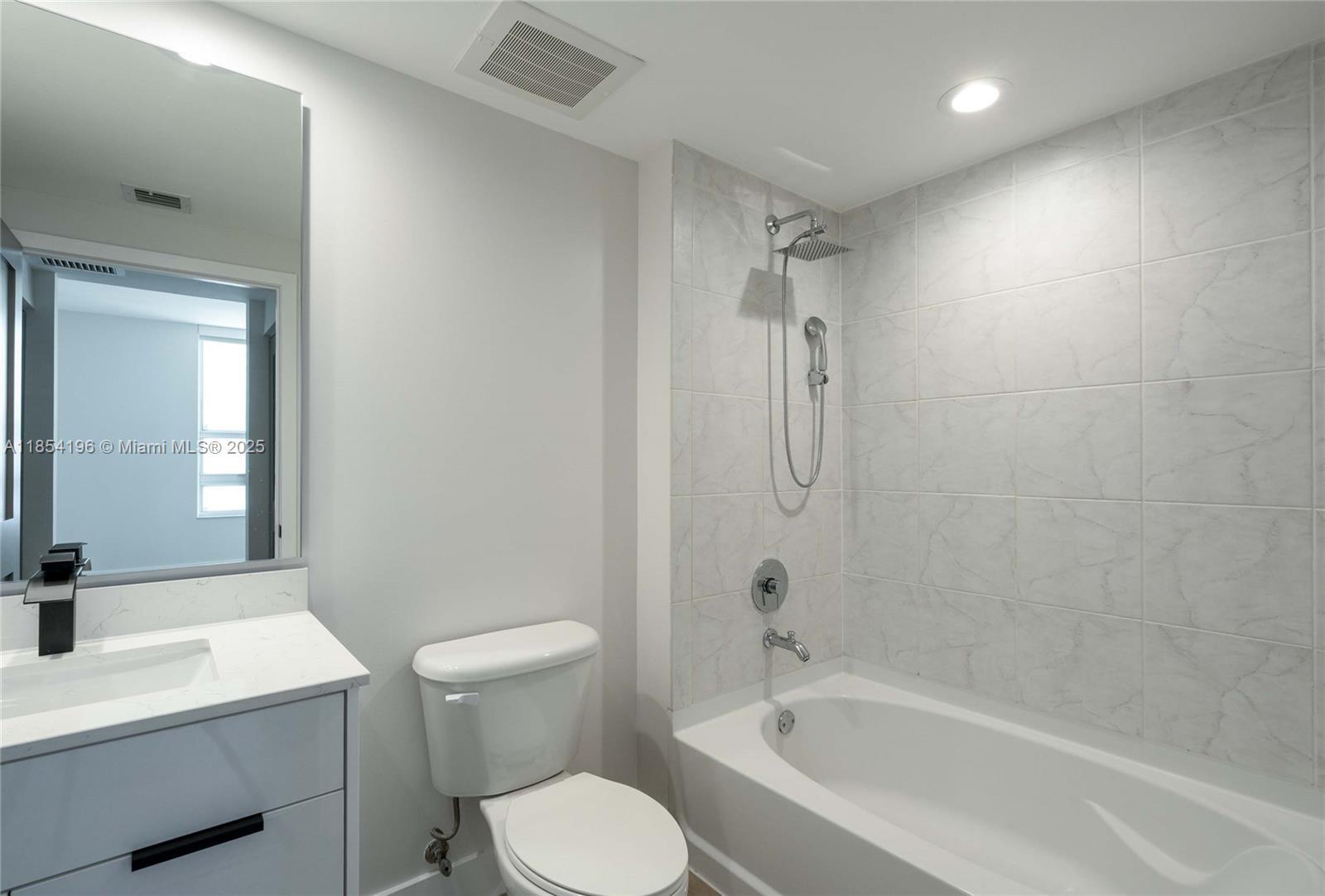 Building Photo - 950 Brickell Bay Dr