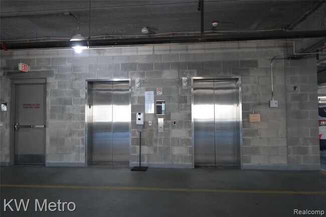 Building Photo - 350 N Main St