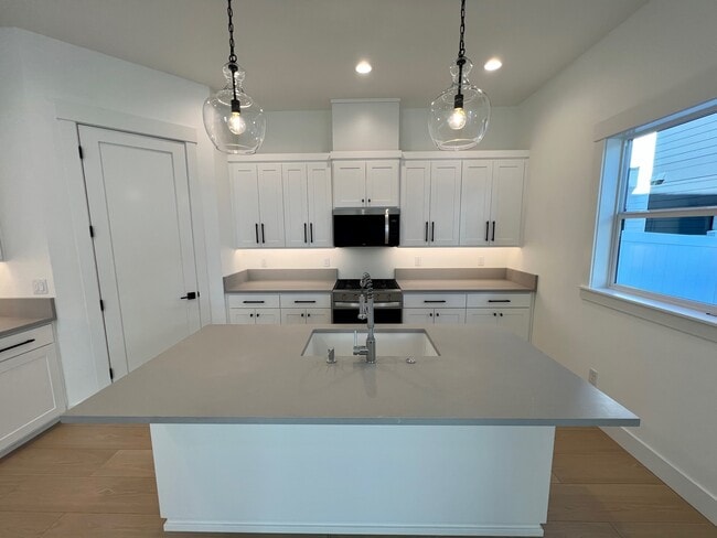 Building Photo - 313 Talons Dr