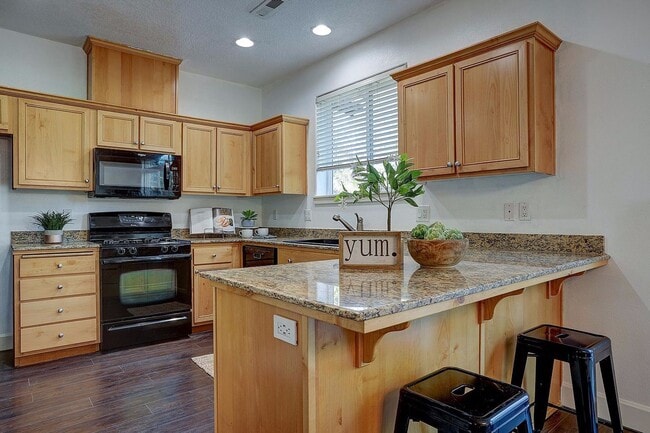 Building Photo - Great SW Bend Home Minutes from the Old Mill!