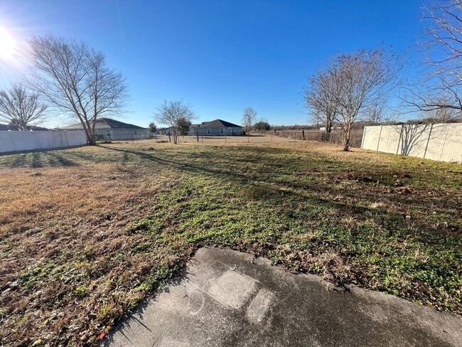 Building Photo - Spacious 4 bedrooms