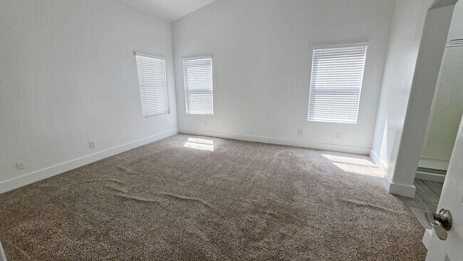Building Photo - Upgraded 4 Bedroom 2 Bath in Grayson Square!