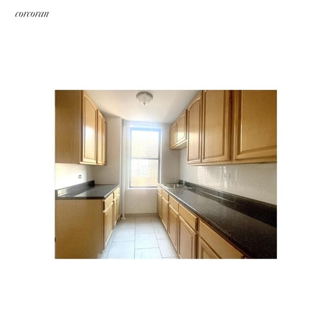 Building Photo - 585 Isham St