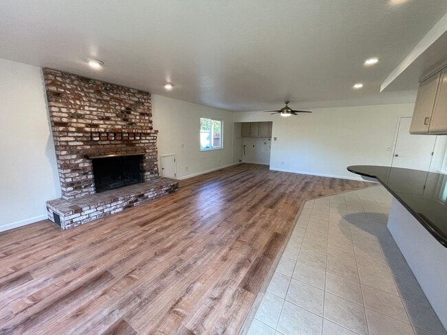 Building Photo - Spacious three bedroom home in desirable Windsor neighborhood!