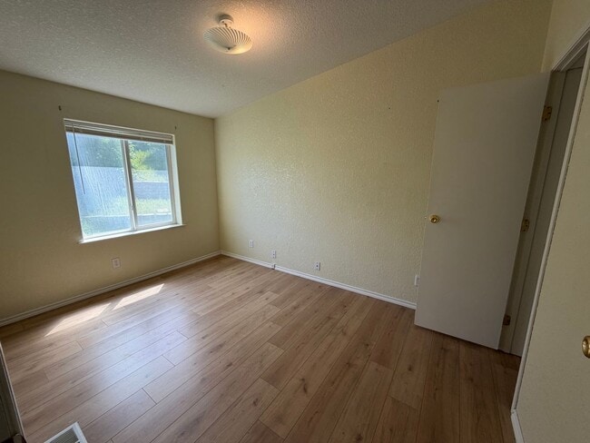 Building Photo - Three Bedroom with Gorgeous Views!