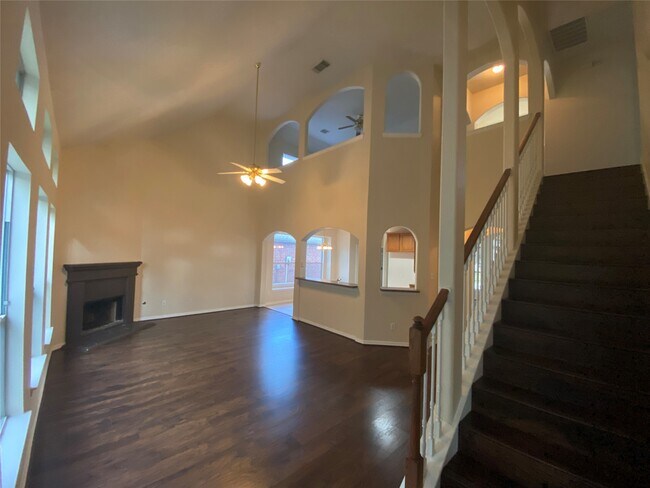 Building Photo - 9210 Hidden Lake E Dr