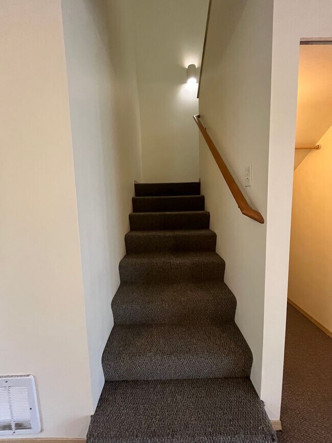 Building Photo - Townhouse Style Two Bedroom Apartment in Bellingham