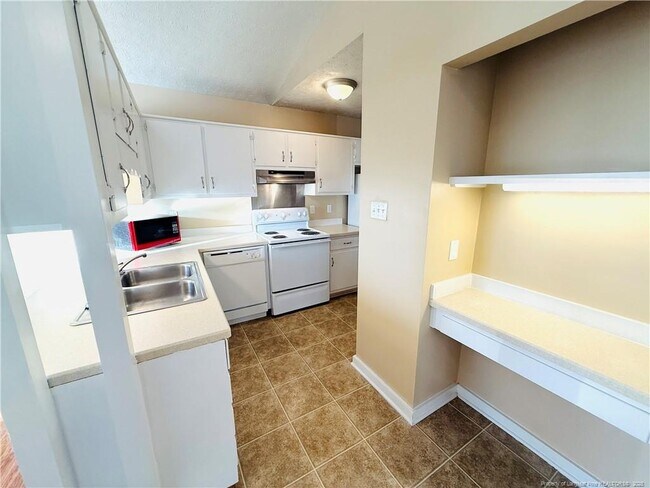 Building Photo - 824 Danish Dr