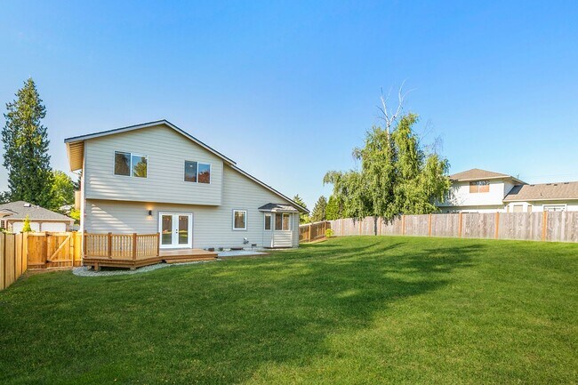 Building Photo - Inviting Everett Home Featuring 3 Bedrooms, Fireplace, and Fully Fenced Backyard