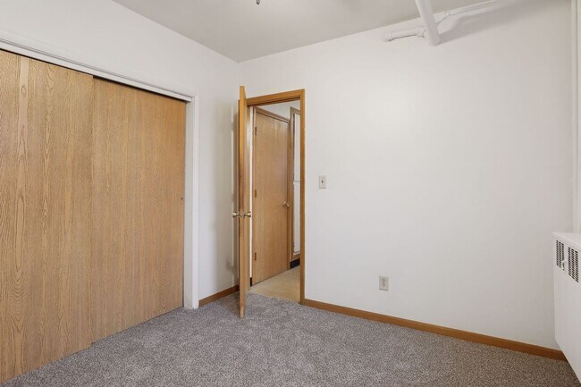 Building Photo - 483 W Lynnhurst Ave